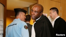 L'avocat français Richard Gisagara, qui représente une victimes du génocide rwandais arrive à la cour de justice à Paris, le 10 mai 2016/