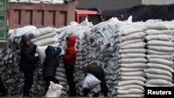 지난 1월 북한 신의주에서 수입한 밀가루를 분배하고 있다. 압록강 건너 중국 단둥에서 촬영한 사진.