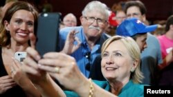 미국 민주당의 힐러리 클린턴 대선후보가 지난 10일 아이오와주 디모인에서 열린 유세에서 지지자들과 스마트폰 사진을 찍고 있다. (자료사진)