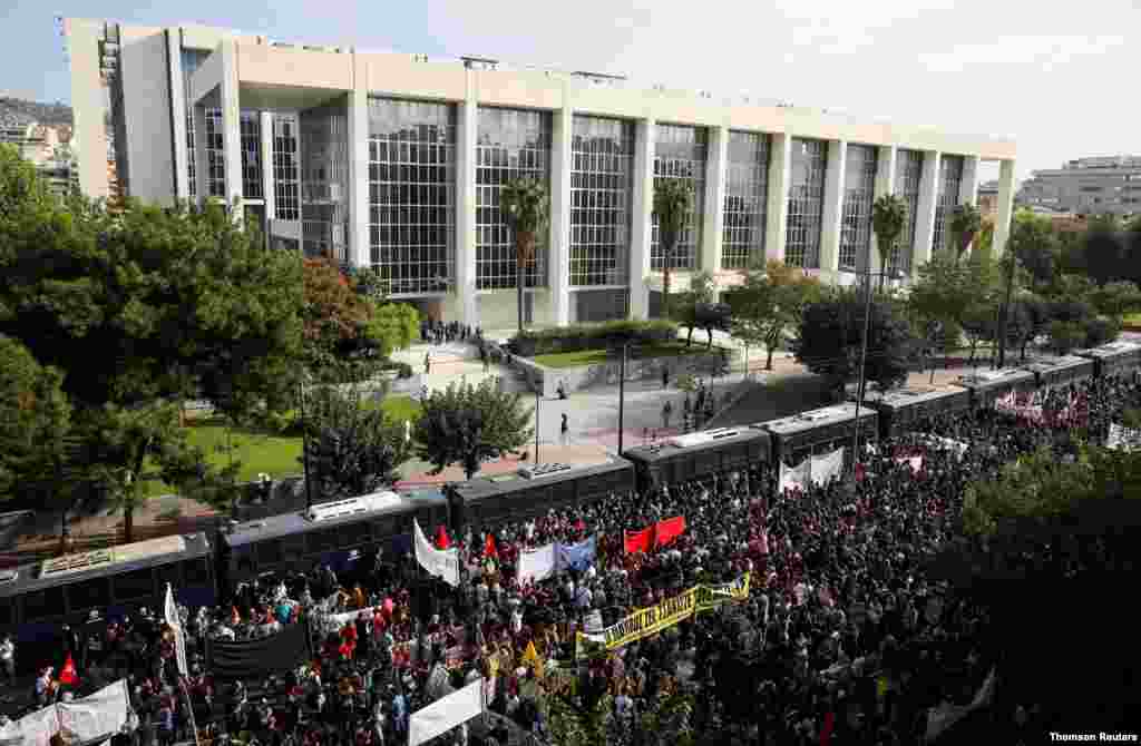 그리스 법원이 신나치주의파 &#39;황금새벽당(Golden Dawn party)&#39;을 범죄단체로 규정하고 지도자들에게 유죄 판결을 내린 가운데 법정 밖에서 반파시즘 집회가 열렸다.