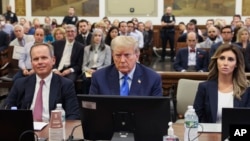 رئیس جمهوری سابق آمریکا، دونالد ترامپ در دادگاهی در نیویورک، دوشنبه، ۱۰ مهر ۱۴۰۲. او در اقدامی نادر، و داوطلبانه برای شروع یک محاکمه مدنی به دادگاه نیویورک رفت. پیشتر قاضی دادگاه، در همین این پرونده حکم داده است که ترامپ در معاملات تجاری خود مرتکب تقلب شده است. 