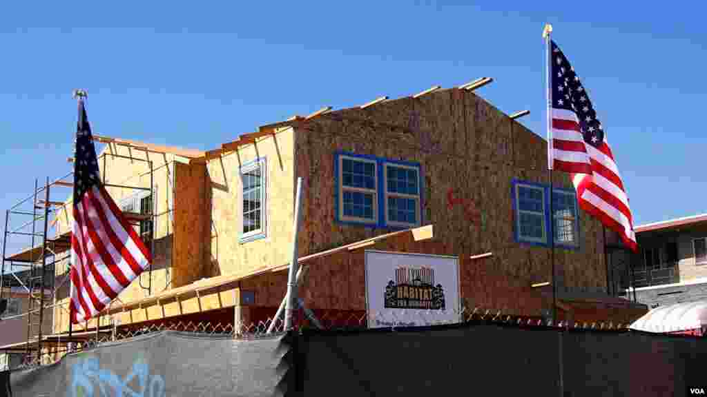 退伍军人义工参与兴建慈善住房（美国之音国符拍摄）