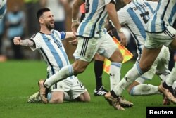 Lionel Messi dari Argentina merayakan kemenangannya di Piala Dunia. (Foto: REUTERS/Dylan Martinez)