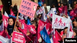 Para penentang RUU perkawinan sejenis melakukan aksi protes di Marseille, Perancis hari Sabtu (2/2). 