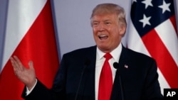 美国总统川普在华沙与波兰总统杜达一同举行记者会。（2017年7月6日）