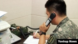 남북한이 개성공단 출입경 인원을 통보하는데 이용되던 서해지구 군 통신선을 복구한 가운데, 6일 한국측 군 관계자가 시험통화를 하고 있다.
