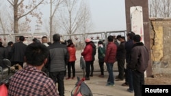 25일 중국 산둥성 핑이현의 무너진 석고 광산 입구 주변 주민들이 모여있다.