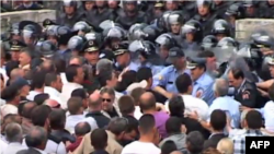 PS organizon protesta para godinës së KQZ-së