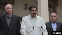 Wakil Presiden Venezuela Nicolas Maduro (tengah), beserta anggota kabinet, mengumumkan kondisi kesehatan Presiden Hugo Chavez. (Foto: Reuters)