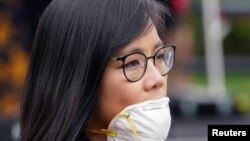 CBS新闻部驻白宫记者江惟嘉在白宫记者会上听特朗普总统讲话