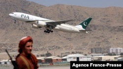 巴基斯坦国际航空航班从阿富汗首都喀布尔机场起飞（2021年9月13日）