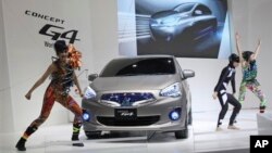 ထိုင်းအကမယ်များ မစ်ဆူဘီရှီကားအရောင်းပြခန်းမှာ အရောင်းမြှင့်တင်ရေးပြကွက် ကပြနေစဉ်။