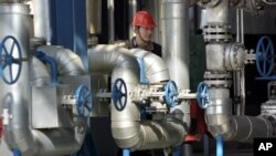 중국 지린성의 '페트로차이나' 정유공장에서 직원이 장비를 점검하고 있다. (자료사진)