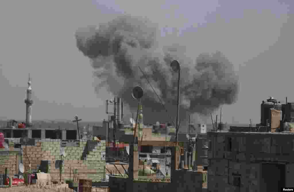 Asap mengepul pasca serangan udara militer Suriah di distrik Duma, pinggiran ibukota Damaskus, Suriah.