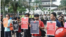 Sejumlah jurnalis mengangkat poster dalam aksi Hari Buruh di Bandung, 1 Mei 2019. Dalam aksinya, mereka menuntut kesejahteraan wartawan dan penghapusan kekerasan terhadap awak media. (Foto: Aliansi Jurnalis Independen (AJI) Bandung)