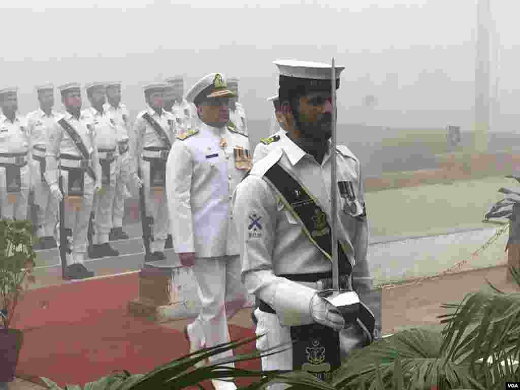 اسٹیشن کمانڈر پاک نیوی لاہور کموڈر ساجد محمود شہزاد نے گارڈ آف آنر کا معائنہ کیا