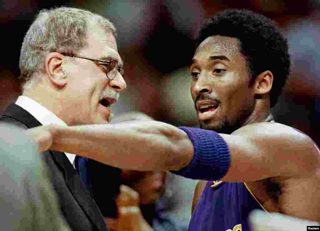 Kocha mkuu wa timu ya Los Angeles Lakers Phil Jackson na Kobe Bryant