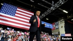 2018年9月29日总统特朗普在美国西维吉尼亚州对支持者表示赞许