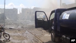 志愿搜救组织“叙利亚民防队”（又称“白盔队”）推特帐号发布的图片显示据称是俄罗斯空袭叙利亚城市塔尔比塞赫后的现场。（2015年9月30日）