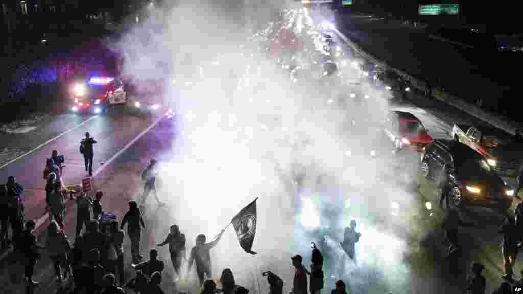 Des manifestants sur l&#39;autoroute 580 à Oakland, en Californie, le 12 août 2017.