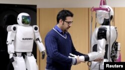 یکی از کارشناسان پروژه با سورنا ۳ کار می کند. سورنا ۲ در سمت چپ تصویر دیده می شود.