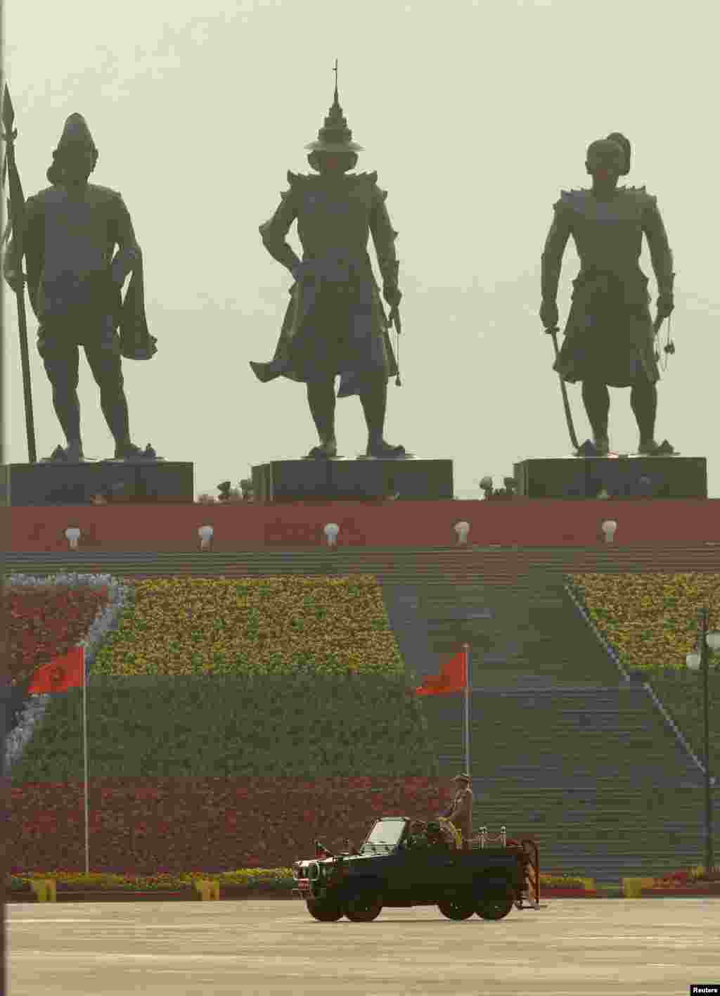 2013年3月27日，在建军节阅兵式上，缅甸国防军总司令敏昂莱大将在内比都检阅部队。