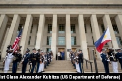 2025年7月21日，美国国防部长海格塞斯在五角大楼为菲律宾总统小马科斯举行欢迎仪式。