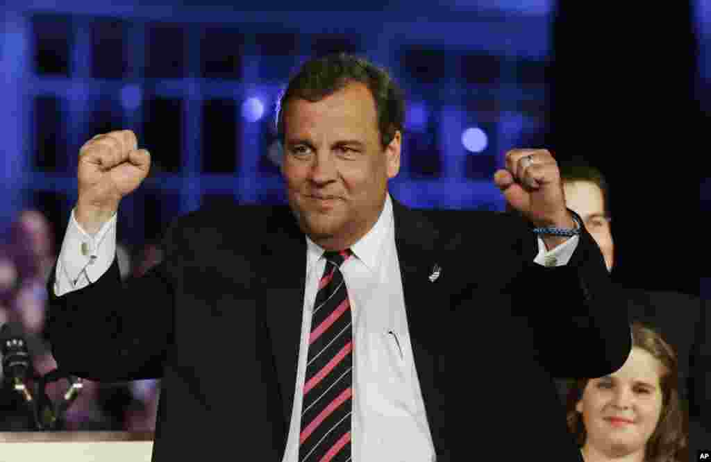 Gubernur New Jersey Chris Christie merayakan kemenangannya dalam pemilihan di Asbury Park.