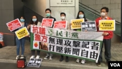 香港立法会议员黄碧云3月10日下午到警察总部抗议，要求警方约束前线警员侵犯新闻自由行为。（美国之音王四维拍摄）