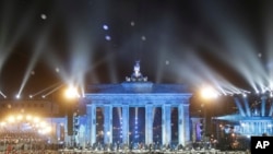 2014年11月9日，德国举行柏林墙倒塌25周年纪念活动。勃兰登堡门前数千个发光的白色气球在夜空中飘动