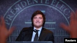 2023年11月19日，哈维尔·米莱在阿根廷布宜诺斯艾利斯赢得第二轮总统选举后向支持者发表讲话。11月22日，美国总统拜登打电话祝贺米莱当选。 （路透社图片）