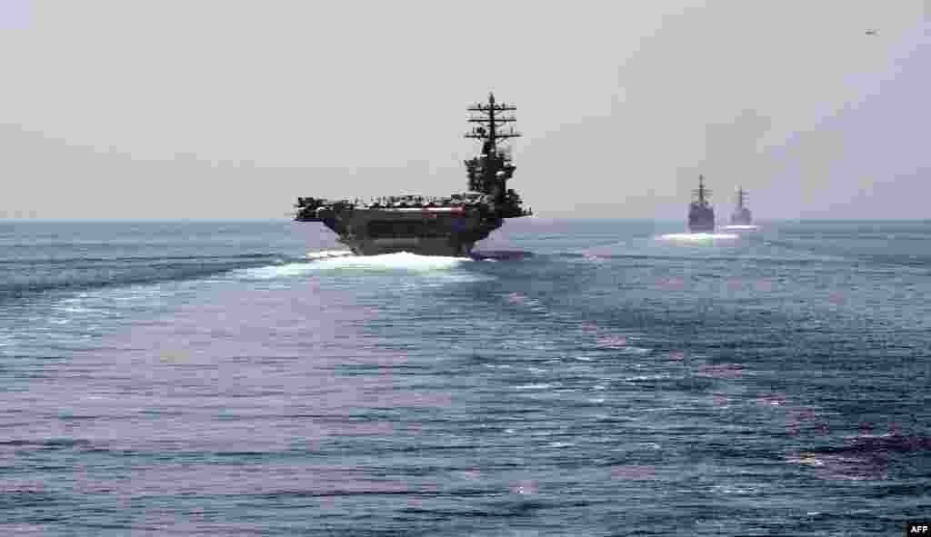 미국이 유엔안보리 이사국들에게 이란에 대한 제재 복원과 이행을 촉구하는 가운데 미 해군의 핵추진 항공모함 니미츠호와 미사일 순양함 2척, 그리고 구축함 1척이 IS에 대응하는 &#39;내재된 결단 작전(Operation Inherent Resolve)에 참여하는 연합군과 실행할 훈련을 위해 이란의 혁명수비대가 통제하는 지역 근방의 호르무즈 해협을 통과해 페르시아만에 들어섰다. 사진 제공: 미 해군.