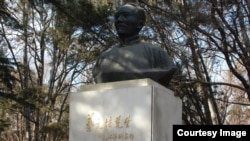 北京大学校园内老校长蔡元培之像。蔡元培提倡学术自由、教育自由、思想自由，而 今北京大学被认为大反其道（美国之音拍摄）