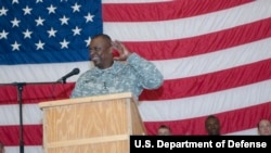 时任美军驻伊拉克部队指挥官的奥斯汀上将出席一个活动（美国军方2010年11月25日照片）