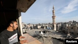 রাফার এক মসজিদে ইসরাইলি বিমান হামলার পরিণতি দেখছেন একজন ফিলিস্তিনি। ফটোঃ ১২ ফেব্রুয়ারী, ২০২৪।