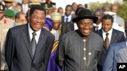 Shugaba Goodluck Jonathan na Najeriya da shugaba Boni Yayi na Jamhuriyar Benin su na tattaunawa lokacin taron kolin da ECOWAS ta yi kan rikicin siyasar Ivory Coast