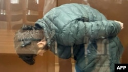 在莫斯科市法院新闻处2024年3月29日的这张照片中，涉嫌参与造成至少143人死亡的番红花市政厅袭击事件的卢特富洛伊·纳兹里马德（Lutfulloi Nazrimad ）站在被告笼内，等待莫斯科巴斯曼尼地方法院的听证会。（法新社照片）