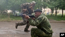 2일 러시아 동부 루한스크에서 친 러시아 분리주의 민병대원들이 정구분과 교전을 벌이고 있다.