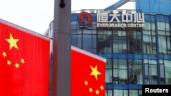 中国恒大集团在上海中心旁的中国国旗 （2021年9月24日）