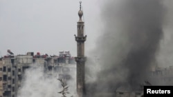 6일 시리아 수도 다마스쿠스에서 정부군과 반군이 치열한 교전을 벌인 가운데, 도심에서 검은 연기가 피어오르고 있다.
