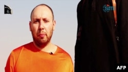 Image extraite d'une vidéo montrant Steven Sotloff à genoux