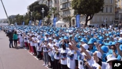 中国传销组织天狮集团6千多员工在法国尼斯组织团建活动。（2015年5月8日）