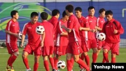 지난 2011년 1월 AFC 아시안컵에 출전하는 북한 축구대표팀 선수들이 훈련장에서 몸을 풀고 있다. (자료사진)