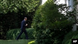 美国总统奥巴马在和众议院民主党人商议后回到白宫（2015年6月12日）