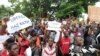 Manifestation de soutien à Ras Bath devant le tribunal, Bamako, Mali, le 17 août 2016.
