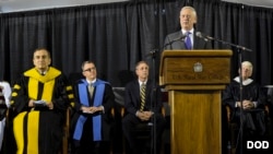 美国国防部长马蒂斯在美国海军战争学院毕业典礼上讲话。（2018年6月15日）