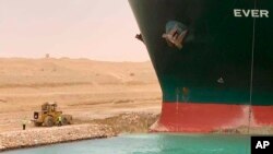 រូបថតដែលចេញផ្សាយដោយអាជ្ញាធរប្រចាំព្រែកជីកស៊ុយអេ កាលពីថ្ងៃទី ២៤ ខែមីនា បង្ហាញឲ្យឃើញនាវាដឹកទំនិញឈ្មោះ Ever Given កំពុងជាប់គាំងនៅក្បែរច្រាំងព្រែកជីកស៊ុយអេ ដែលកំពុងបង្អាក់ការធ្វើចរាចរណ៍តាមផ្លូវទឹកដ៏សំខាន់មួយរបស់ពិភពលោក។