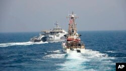 صحنه قطع راه کشتی گارد ساحل آمریکا از سوی کشتی پشتیبانی سپاه در جریان گشت‌زنی روز دوم آوریل