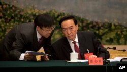 2017年10月19日，在北京举行的中共第十九次党代会期间，新疆党委书记陈全国（右）在新疆代表团会议上。有人权人士说，如果陈全国的名字不在制裁名单上，美国行政当局至少需要做出某种解释。