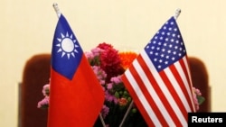 台湾与美国国旗并排摆放 